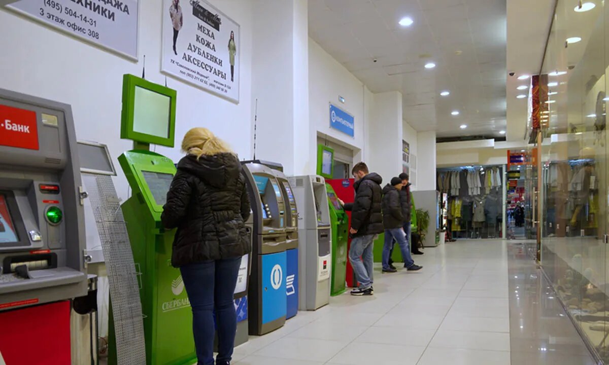 Представьте: вы приходите за своими деньгами, а банкомат показывает, что проценты сгорели из-за копеечного долга, о котором вы даже не знали