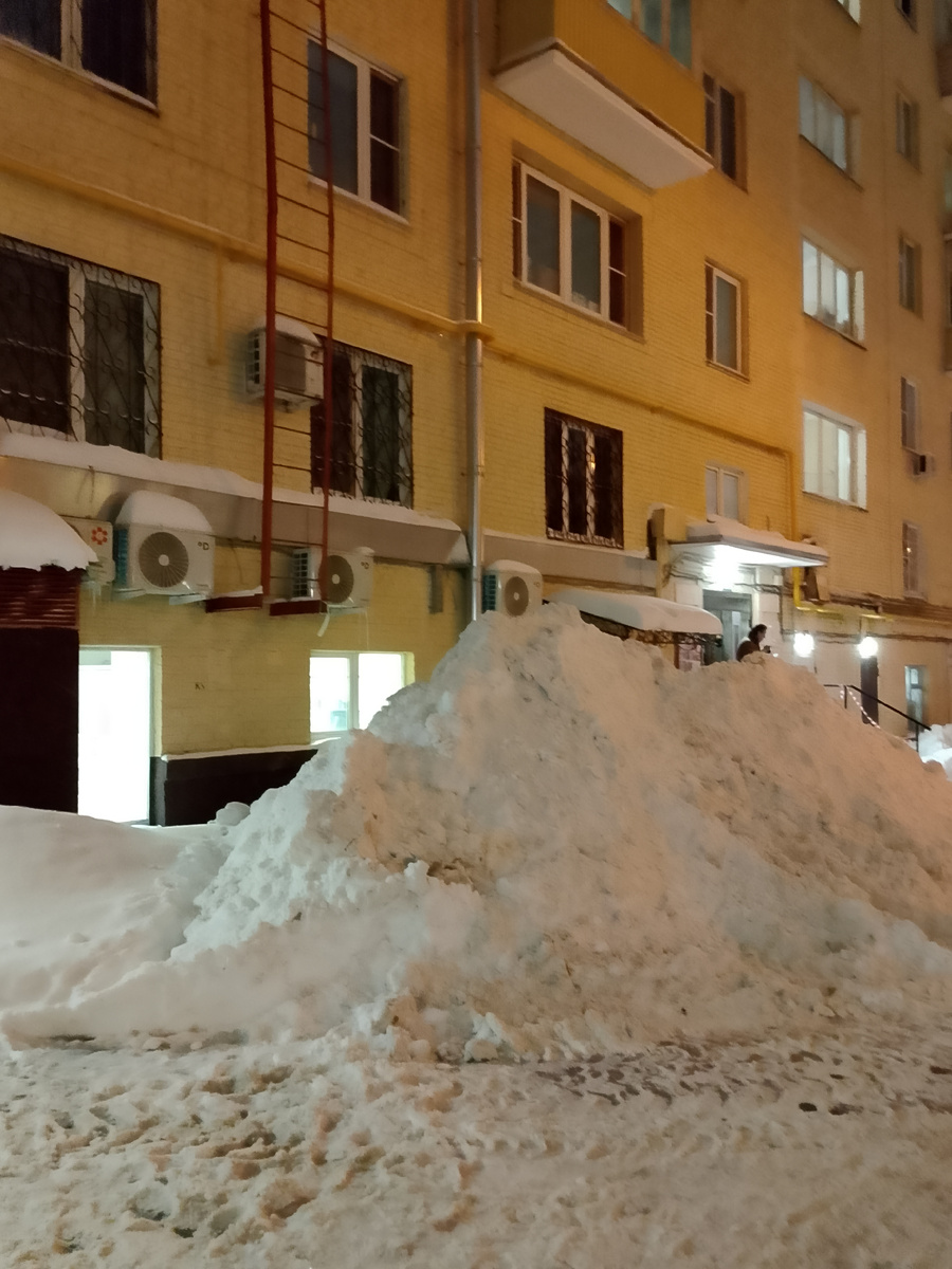 Трактор  почистил территорию. Сугроб у подъездов  