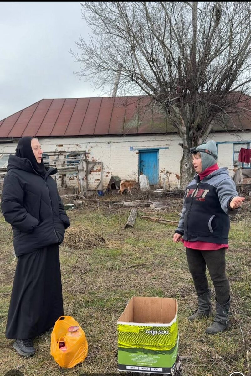 Сергиевка-2. В коробке - кот, в пакете - пожертование на спасение кота в виде того, что есть - домашних закруток. Фото из архива автора