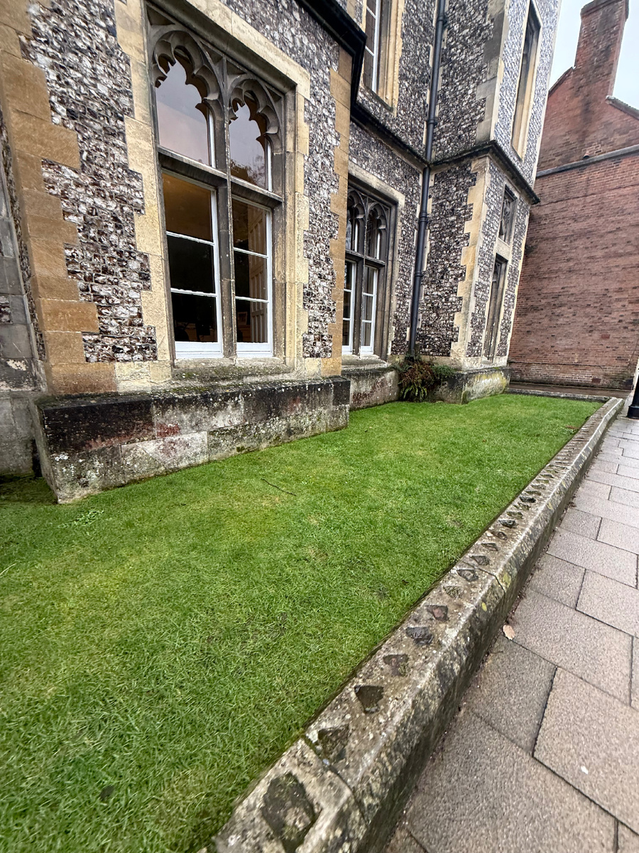 Дырочки в бордюре - это не дизайн! Фотография из личного архива 