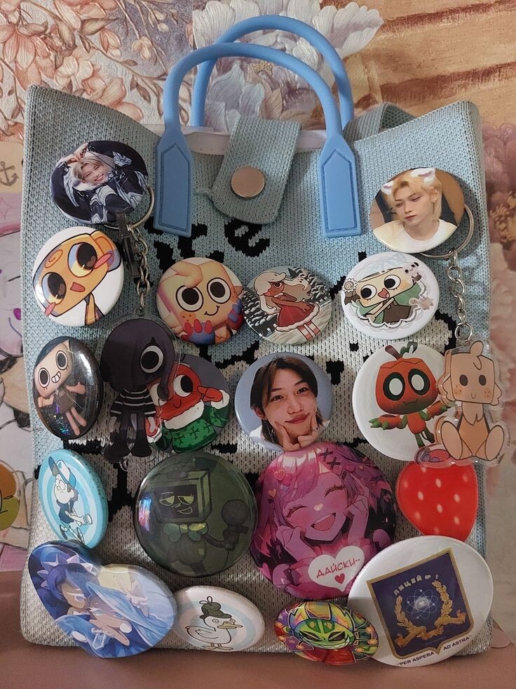 Будучи микрочеликом эта сумка побывала везде как видете значки с stray kids Я НЕ ШАРЮ ЗА НИХ они просто старые вот и все! А так я увлекаюсь МД и Cookie run,в Лицее НЕ УЧУСЬ мама там работает а значок подарила,я раньше ОБОЖАЛА Гравити Фолз (у  меня все комиксы по нему есть:) КСТАТИ это уже старая сумка мне заказали новую:)(+ ДАКИМАКУРУ С БОБЕТТОЦКОЙ!!!)