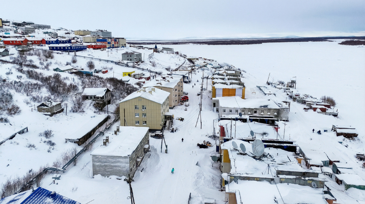Усть-Белая - восемь месяцев зимы и полная изоляция. Сюда не едут сетевые супермаркеты, а добраться можно только спецтранспортом 