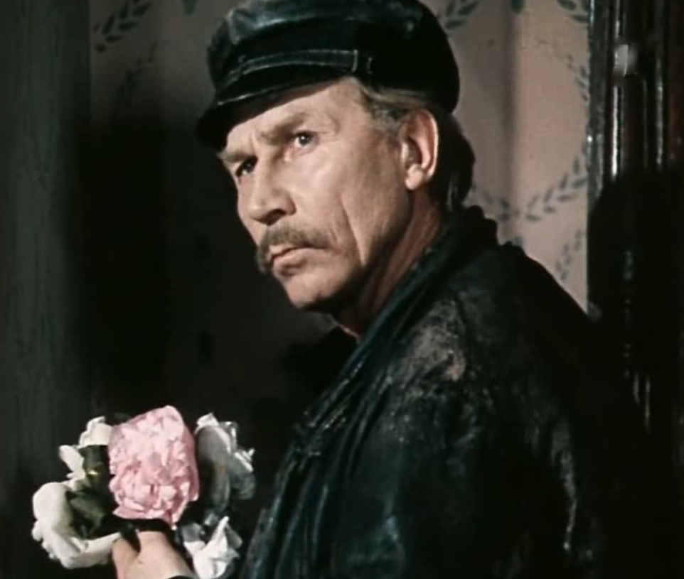 Иван Лапиков в фильме "О друзьях-товарищах"