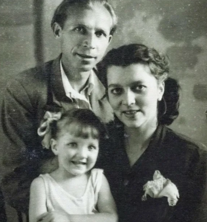 Иван Лапиков с женой и дочкой