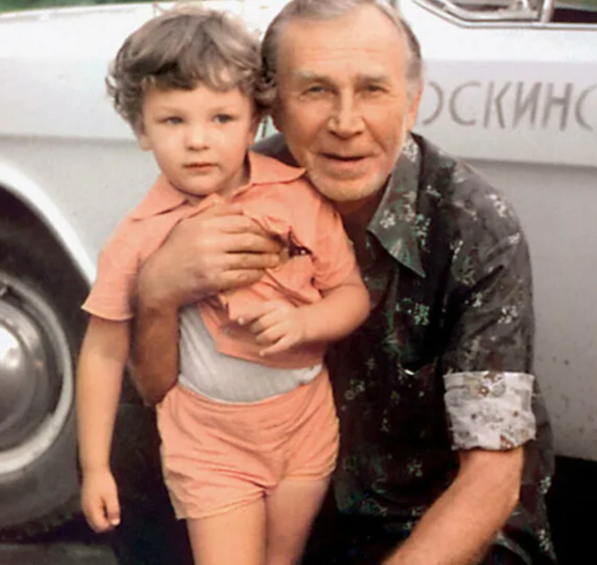 Иван Лапиков с внуком