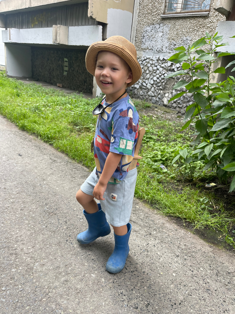 Шляпа, резиновые сапоги для любой грязи и деревянный меч за поясом - всё, что нужно настоящему путешественнику :)