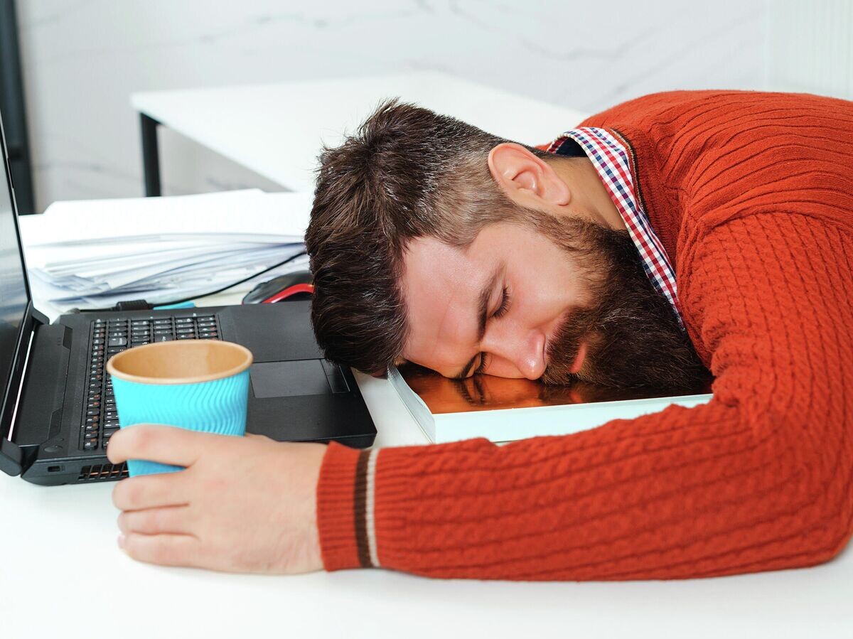    Уставший бизнесмен спит в офисе | © Depositphotos.com / Volurol