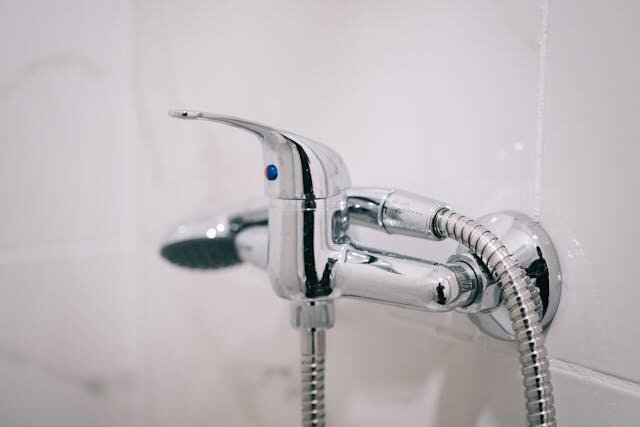 Смеситель с душевой лейкой. Фото: pexels.com