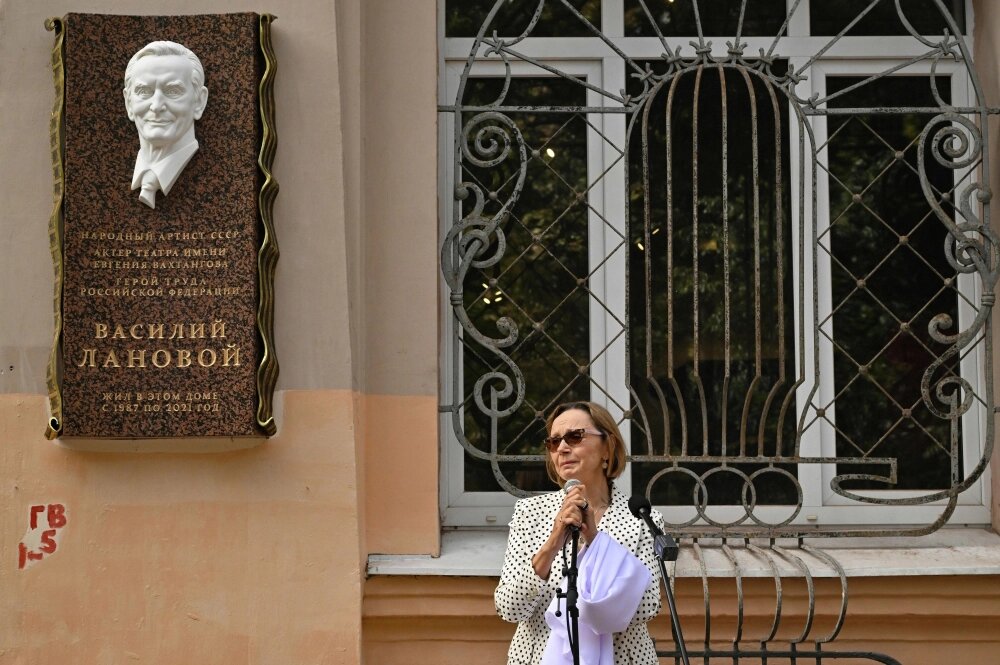    Актриса Ирина Купченко на церемонии открытия мемориальной доски памяти актера Василия Ланового на фасаде дома в Староконюшенном переулке в Москве. Фото: РИА Новости/ Владимир Федоренко