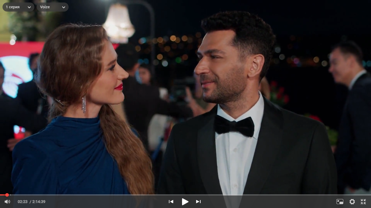 С виду илеальная семья. Кадр из 1 серии сериала "Розы и грехи"