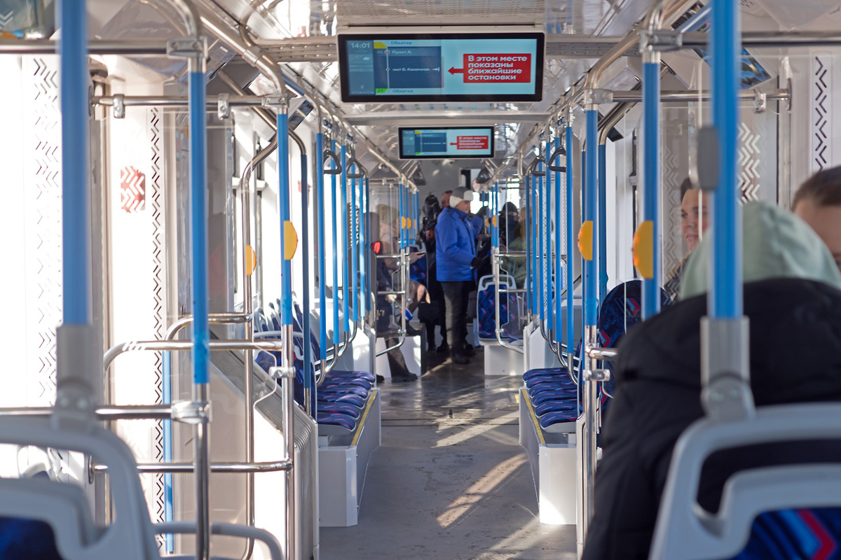     Трехсекционный трамвай изнутри. Примерно такие составы, как планируется, будет ходить на первой линии красноярского легкорельсового транспорта