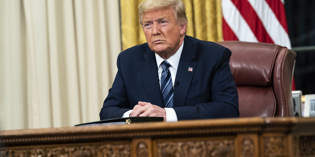 Записка в Белом доме: кадры раскрыли, кто управляет президентом США