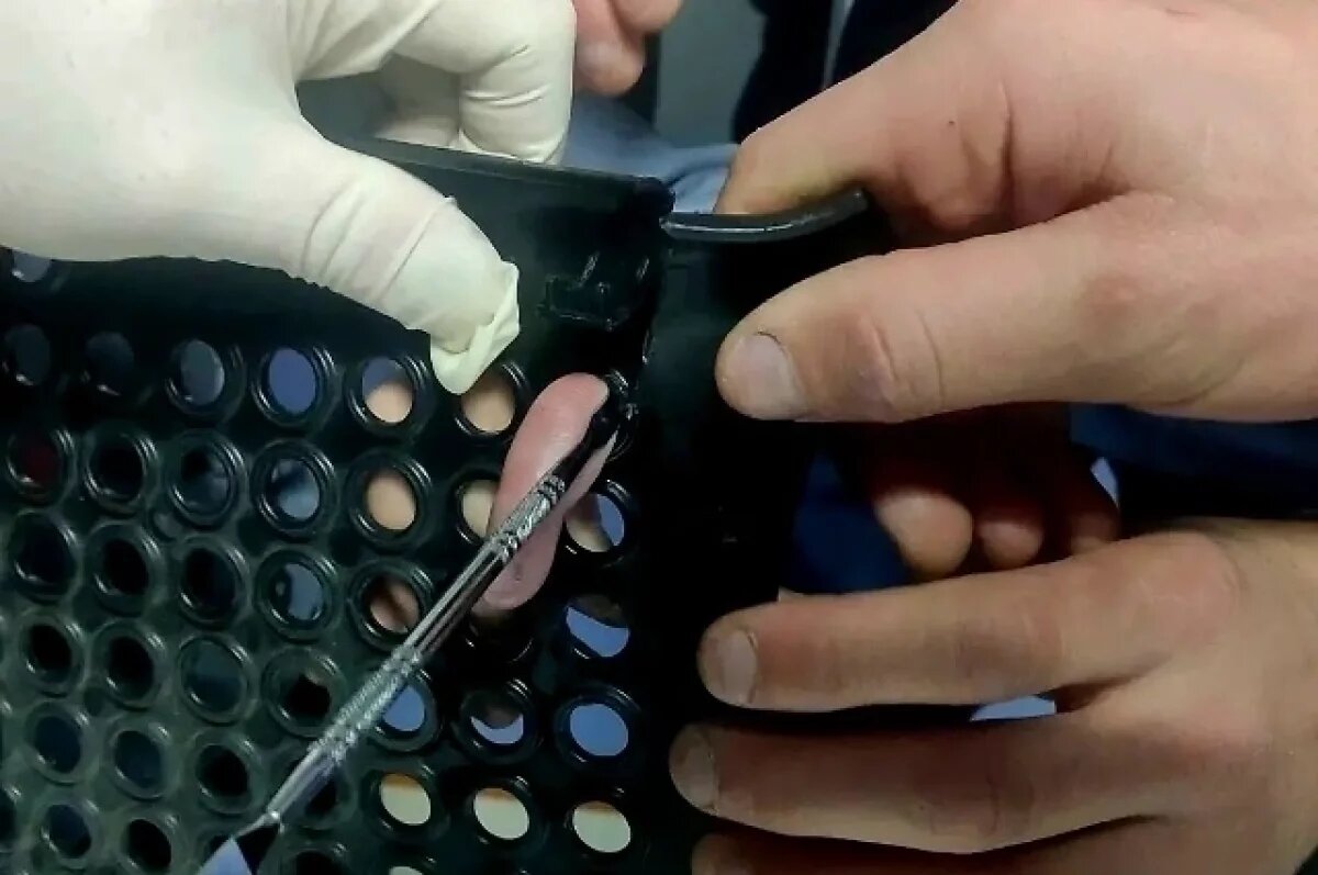    В Астрахани спасатели выручили школьника, застрявшего в спинке стула