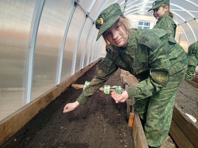 Посев семян в теплице Уриковская школа Иркутская область