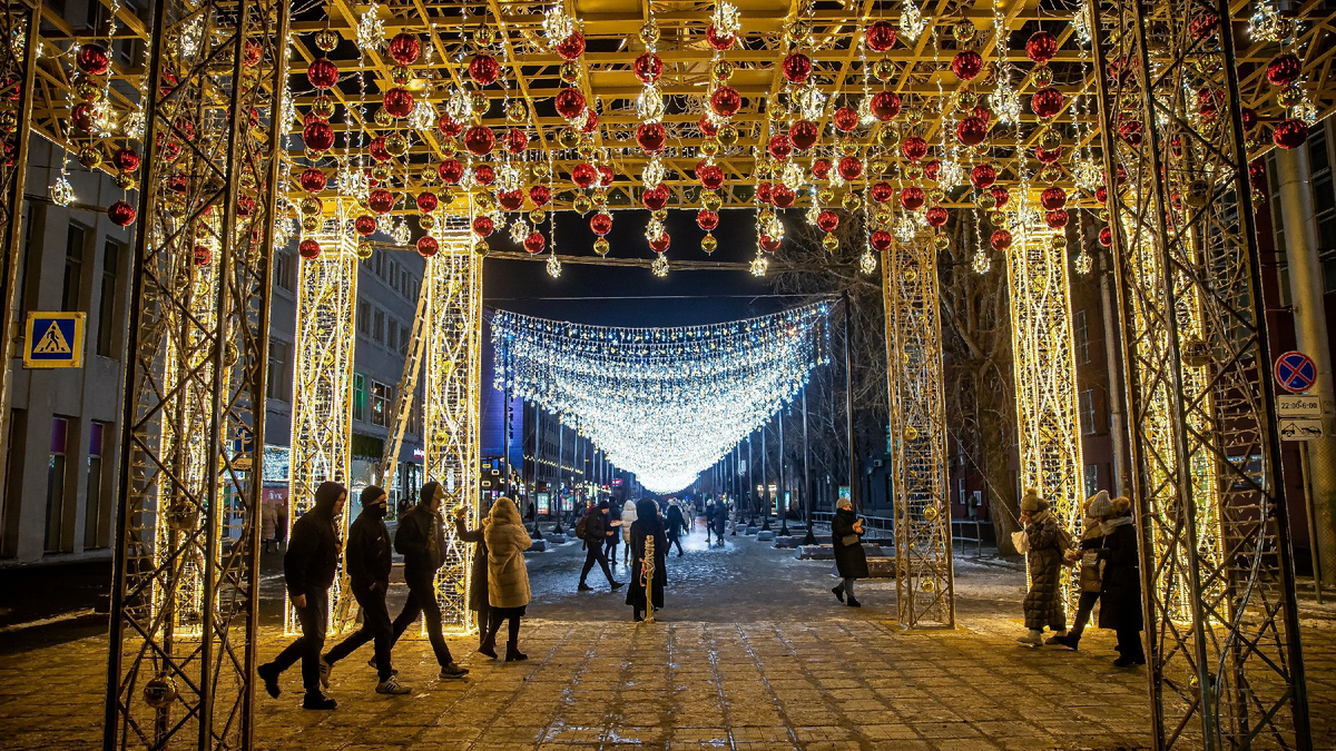Мы с детьми обычно покупаем горячий шоколад и заказываем пончики в одной из кафешек) 