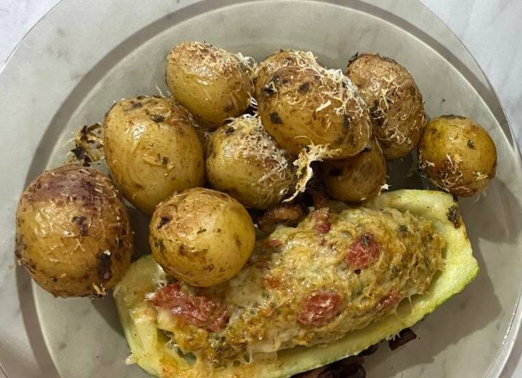 Молодой картофель в мундире и лодочки из цукини.