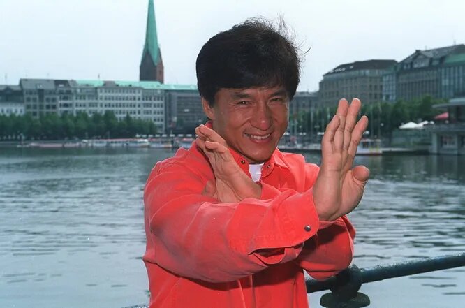 Выполняет опасные трюки, но боится уколов. Жизненный путь популярного актера и филантропа Джеки Чана