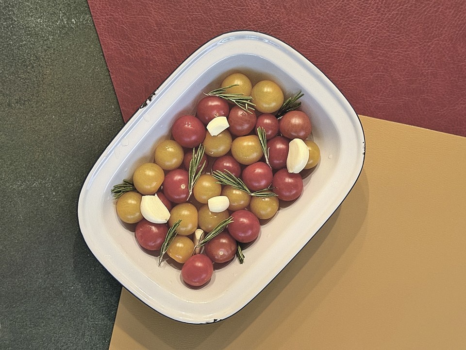    Даже после духовки помидоры держат форму, молодцы. Леонид ЗАХАРОВ