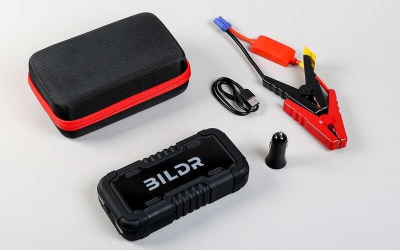 Бустер – хороший способ пуска при разряженной батарее.как подзарядить аккумулятор в машине, которая не ездит
📷
