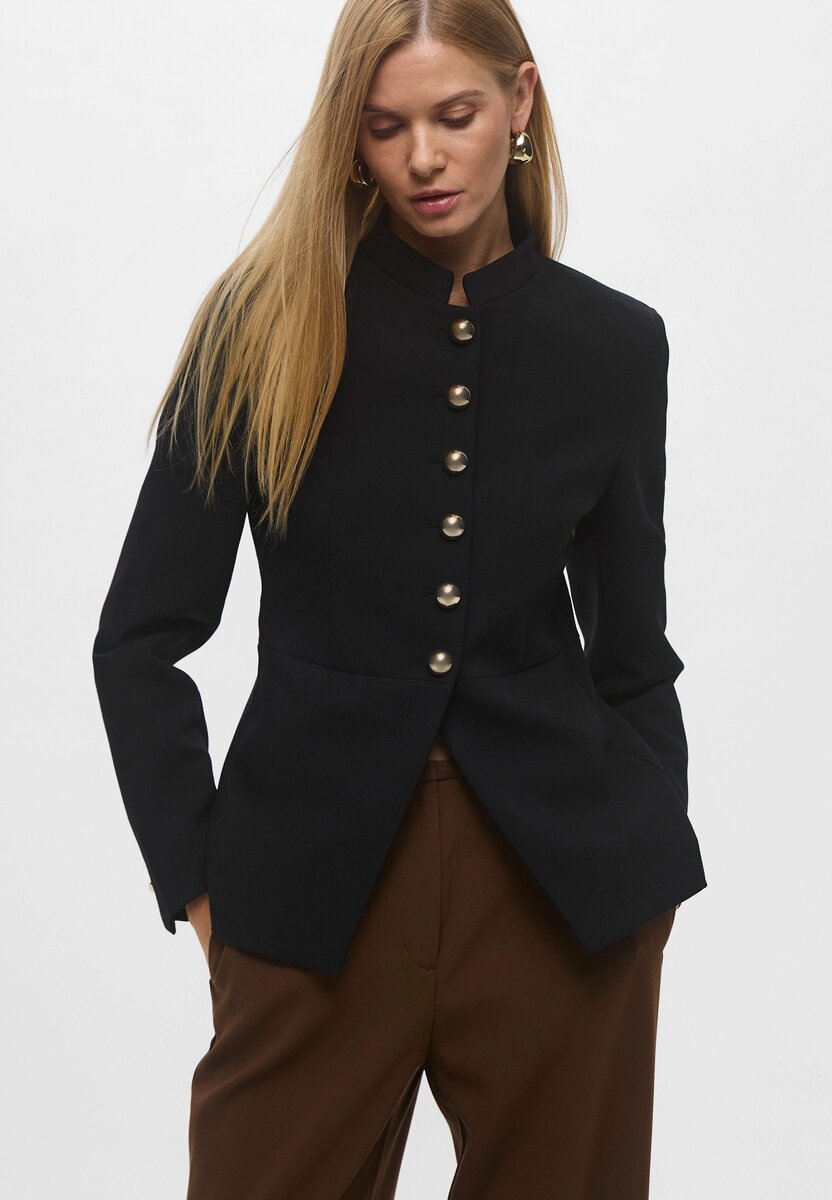 Пример жакета актуальной формы, который поможет держать осанку. Фото: lamoda.ru