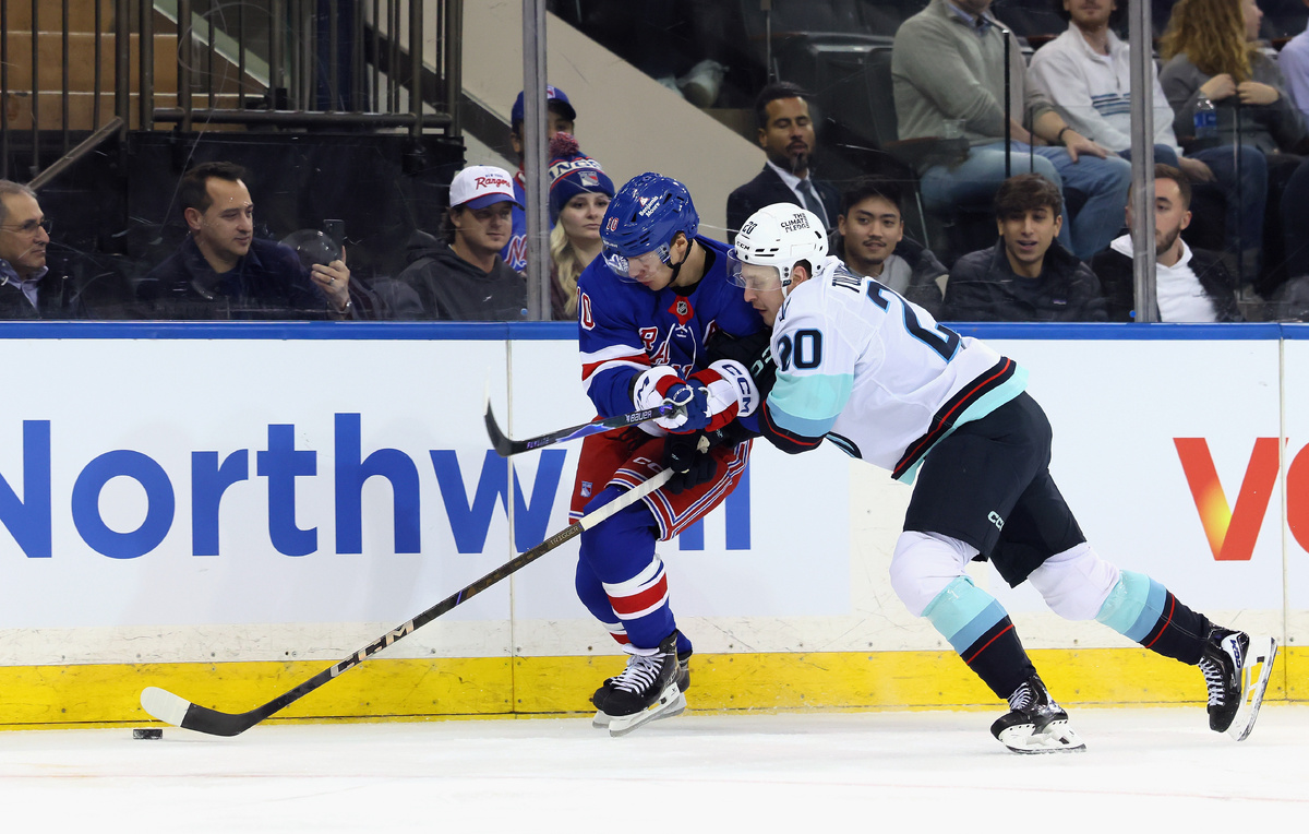    Нападающий "Рейнджерс" Артемий Панарин и форвард "Сиэтла" Эли Толванен  Bruce Bennett/Getty Images