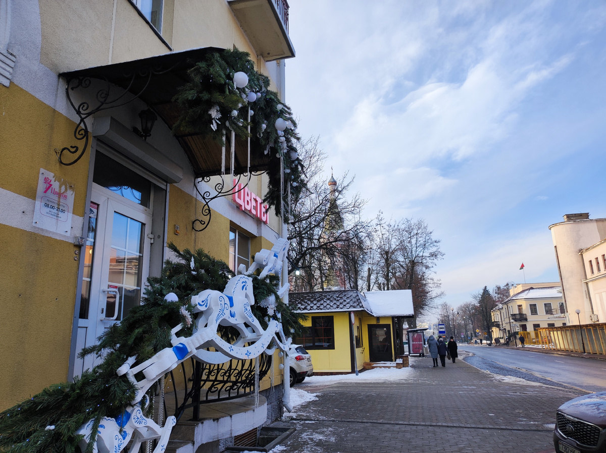 Улица между храмом и кафешкой.