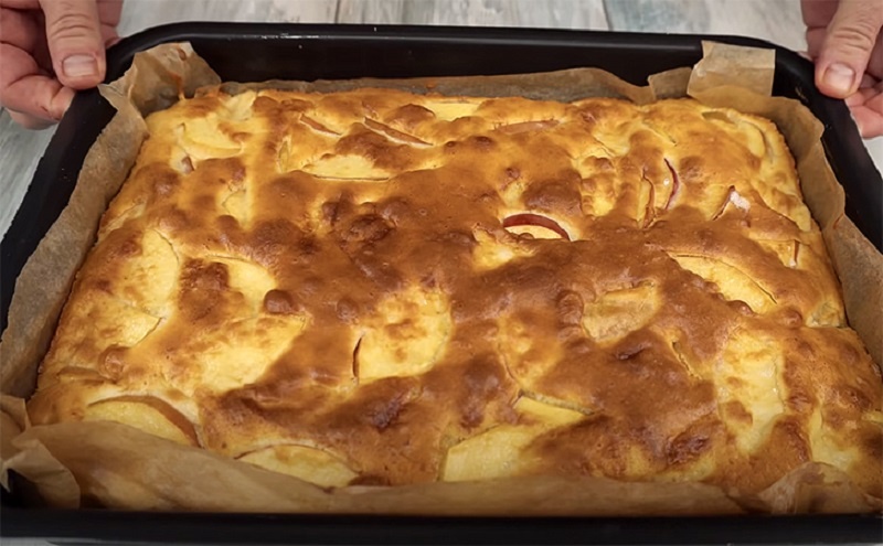 Яблочный пирог за 40 минут: заливной десерт для уютных вечеров