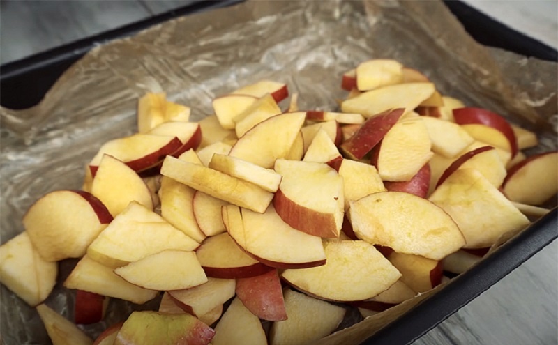 Яблочный пирог за 40 минут: заливной десерт для уютных вечеров