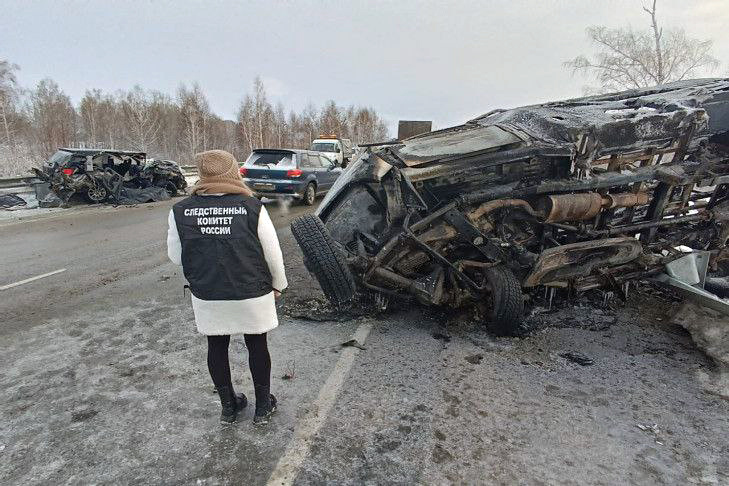    Фото с места ДТП предоставлены СКР и ГУ МВД по НСО