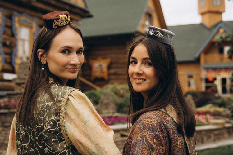    Резеда Насретдинова и Эльза Шайдулина — основатели туристической компании ООО «Казань360» — приходятся друг другу дальними родственницами.   
Фото: Фото предоставлено ООО «Казань360»