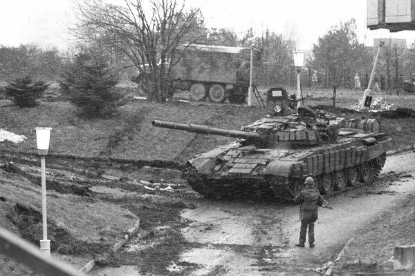 Военная техника у телебашни в Вильнюсе, 11-13 января 1991 года / Игорь Носов/РИА Новости  