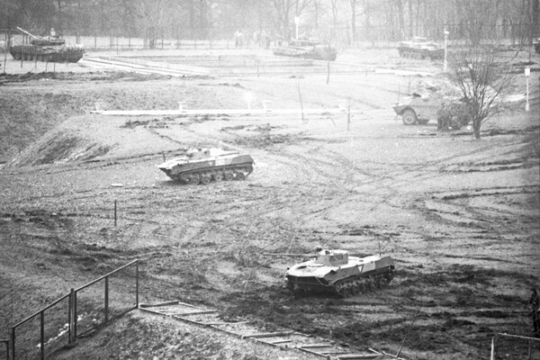    Военная техника у телебашни в Вильнюсе, январь 1991 года / Игорь Носов/РИА Новости