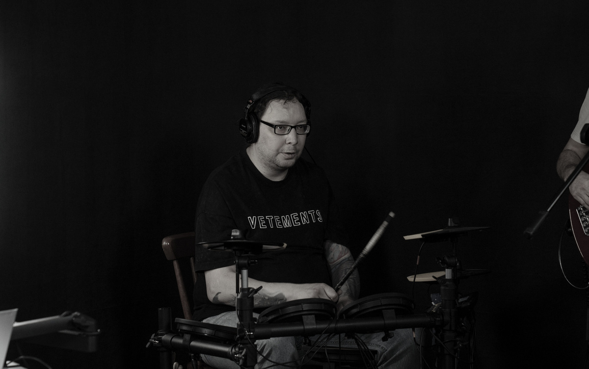    Скончался барабанщик ижевской рок-группы «Трали-Вали» Сергей Мерзляков