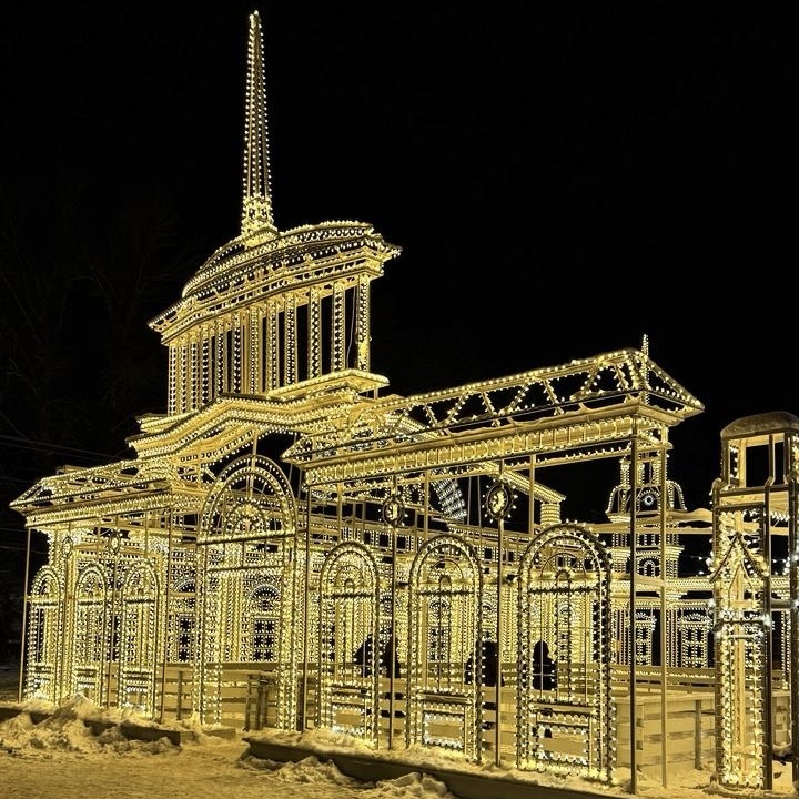 У вокзала в Петергофе (фото автора)