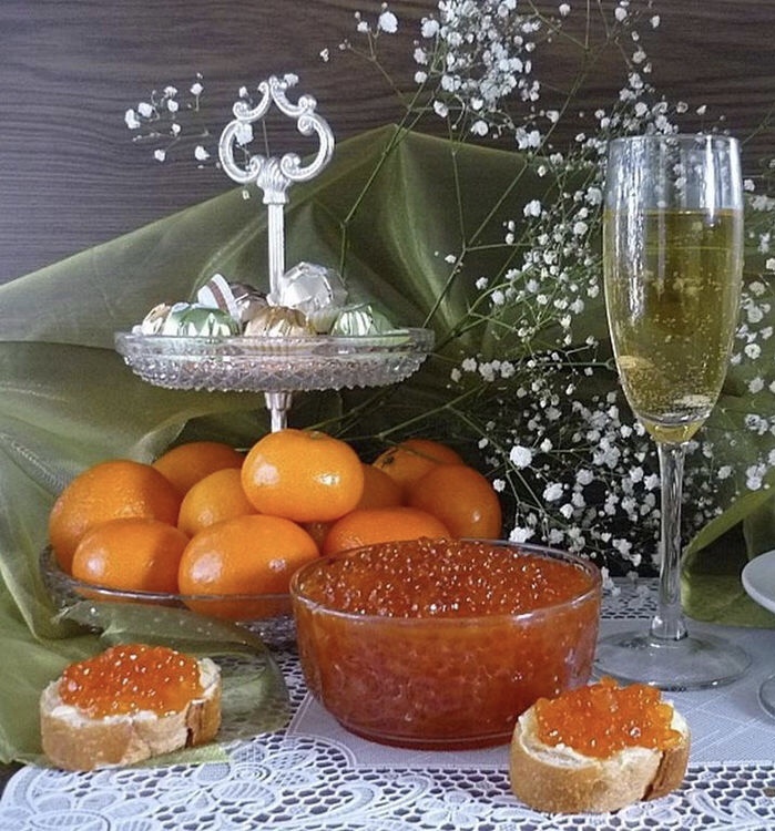 Минималистичный новогодний стол. Кто-то решил отметить так. У каждого свои предпочтения. Если ваш выбор отличается от выбора другого человека, это совсем не значит, что кто-то кому-то что-то должен: обязан чему-то соответствовать (традиции, представлениям) \ фото из Сети  