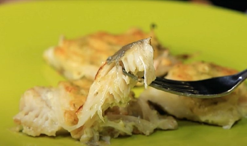 Ресторан на домашней кухне: простой способ превратить минтай и хек в изысканное блюдо с сырной корочкой