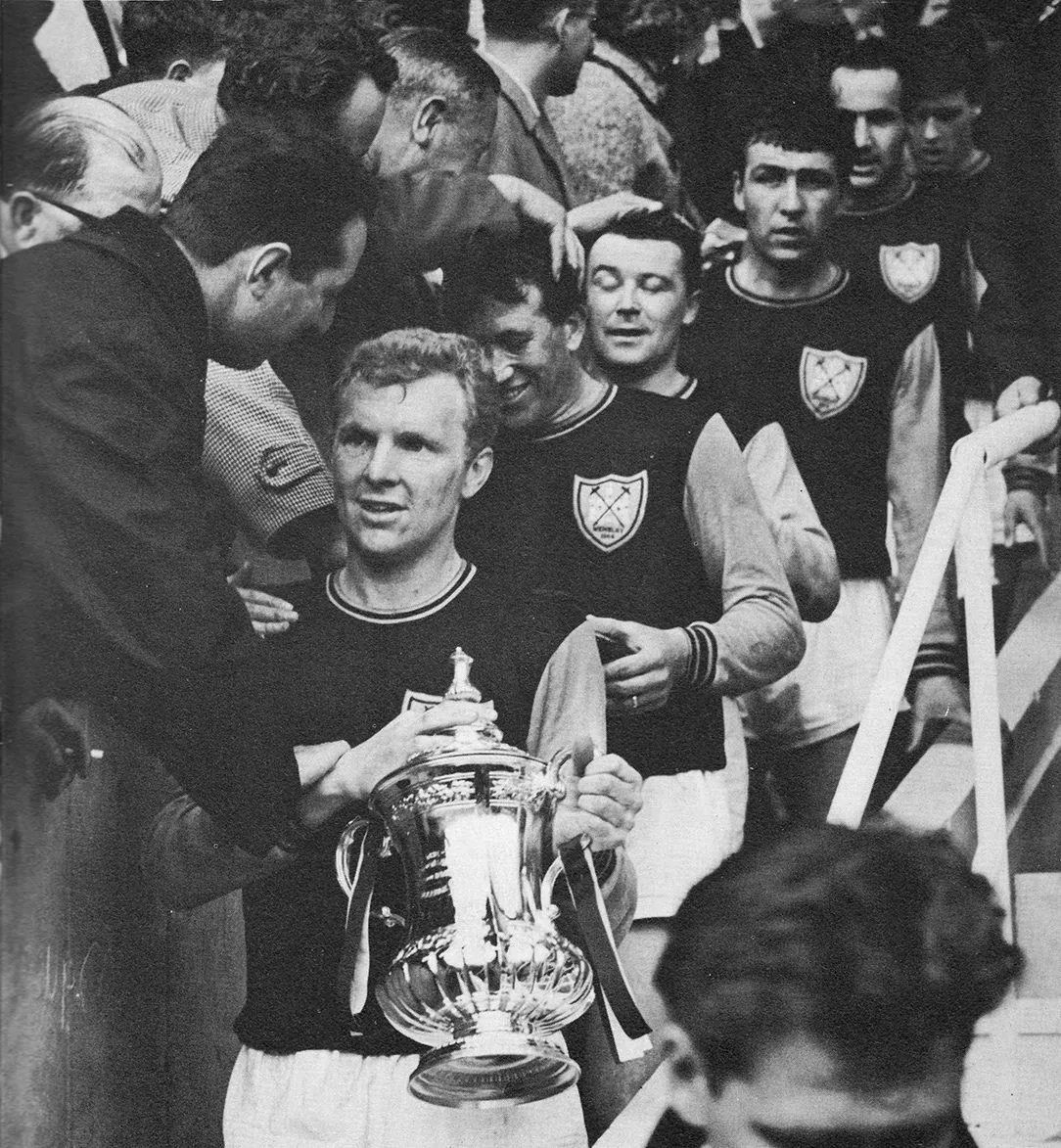 Защитник Астон Виллы Бобби Мур с кубком Футбольной Лиги 1961 год