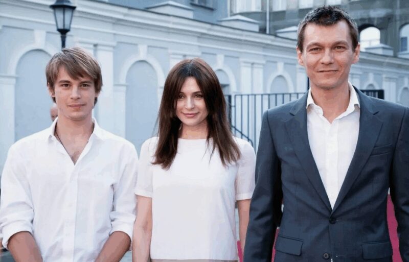    Иван Янковский в кругу своей семьи: родители Филипп Янковский и Оксана Фандера.