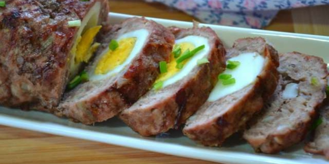 Мясной рулет с варёными яйцами