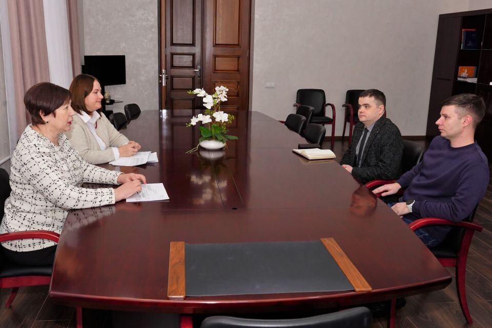    Галина Буевич встретилась с участником программы "Алтай – земля героев" Ильей Куприяновым. Источник: пресс-служба БГД