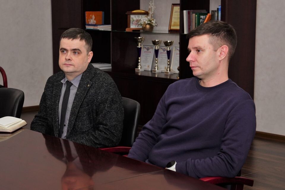    Галина Буевич встретилась с участником программы "Алтай – земля героев" Ильей Куприяновым. Источник: пресс-служба БГД