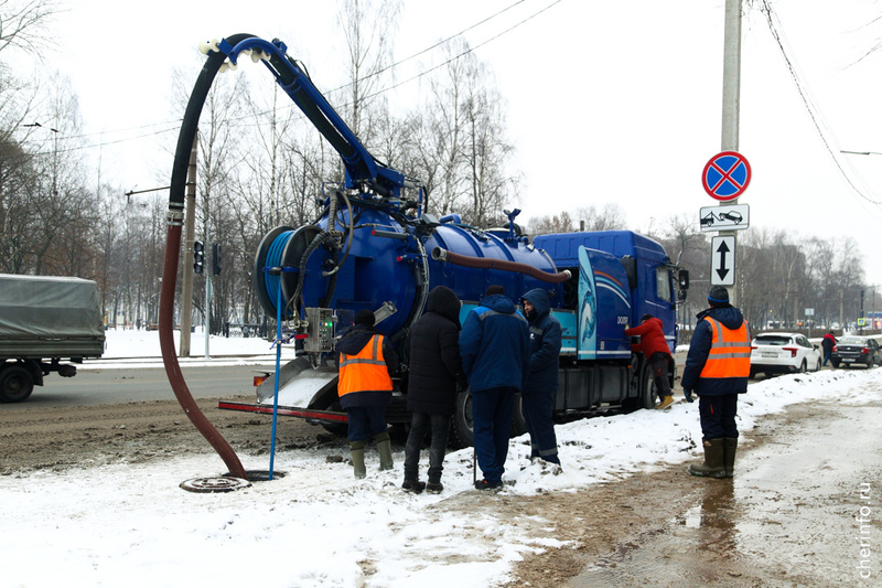    С помощью новой вакуумной каналопромывочной машины чистят канализационные сети среднего и крупного диаметра.