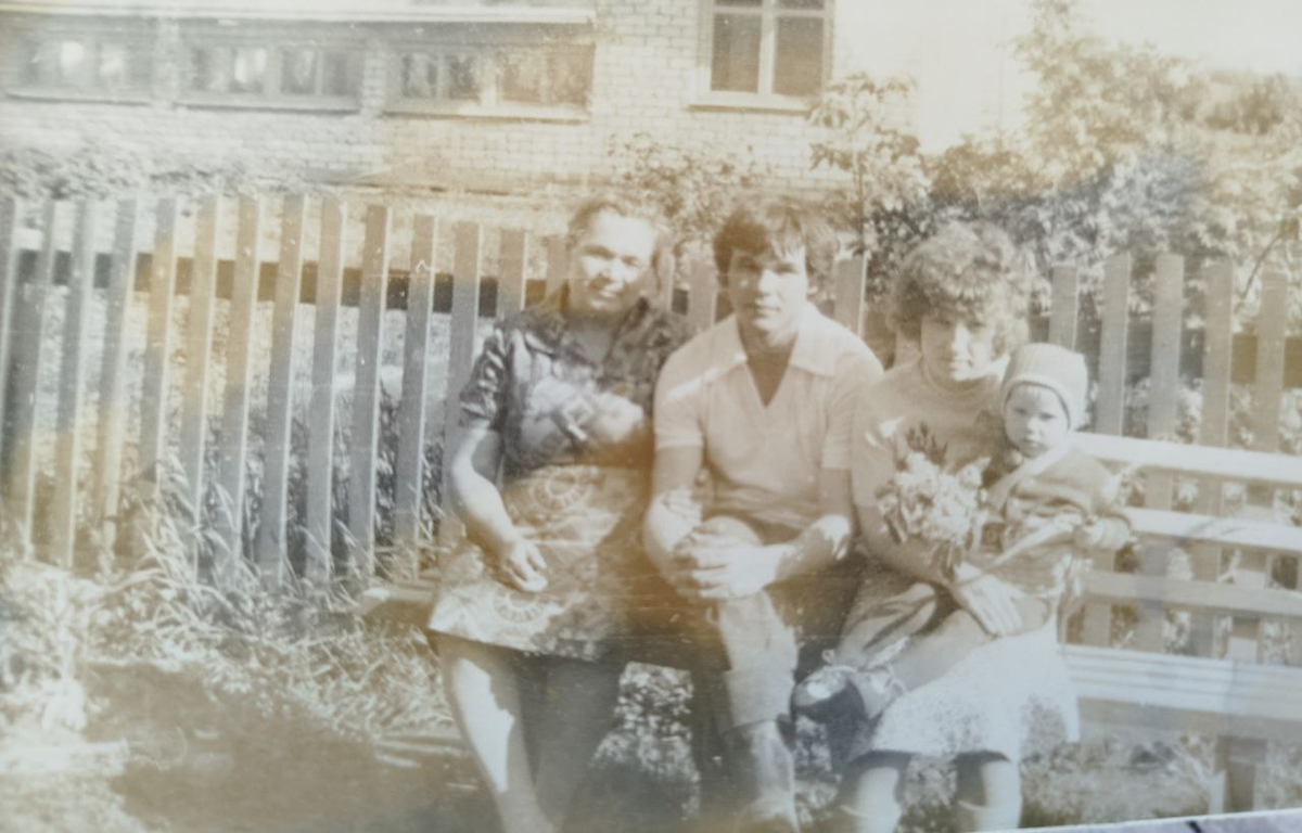 На фото моя бабушка Надежда (которой я посвятила этот роман), мои родители и малкнькая я