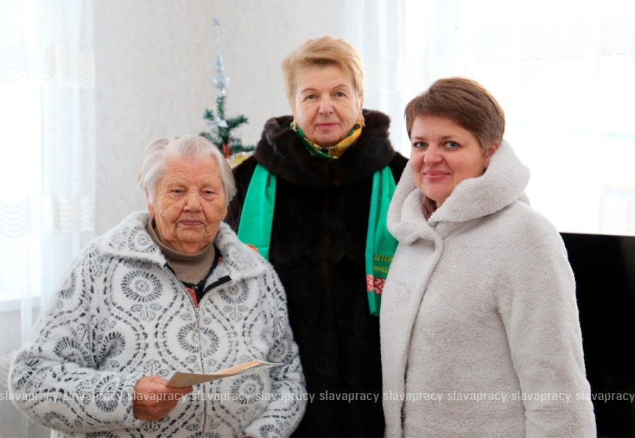     Акция "От всей души" в Копыле: руководство района навестило бывших узников войны