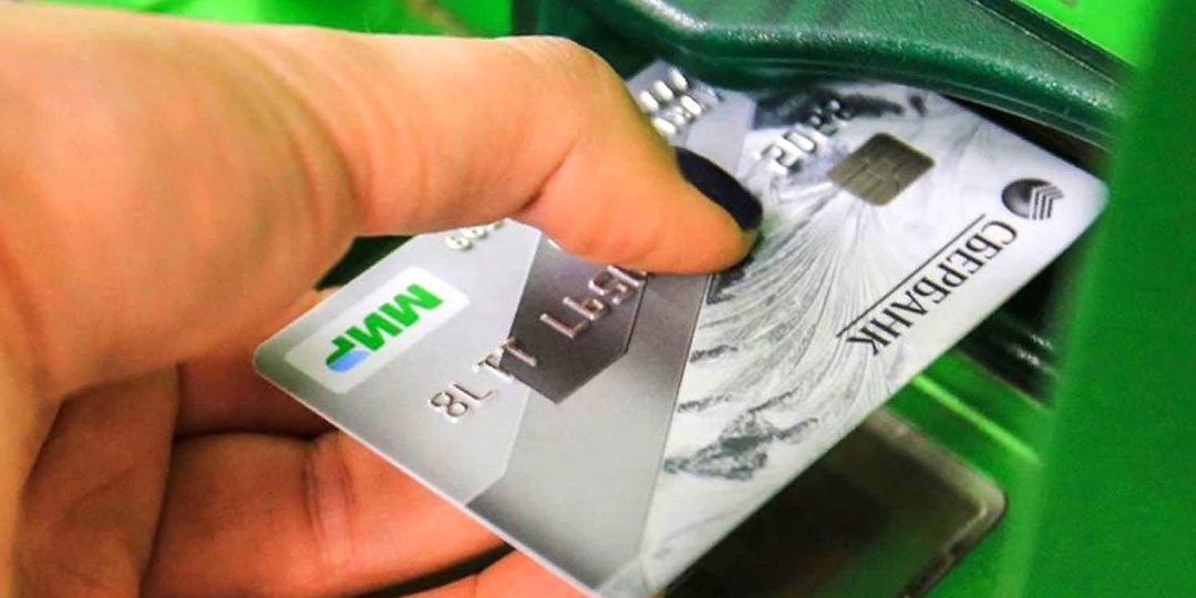 Пенсионеров, получающих пенсию на карту, предупредили о риске удержания выплат: кого коснется