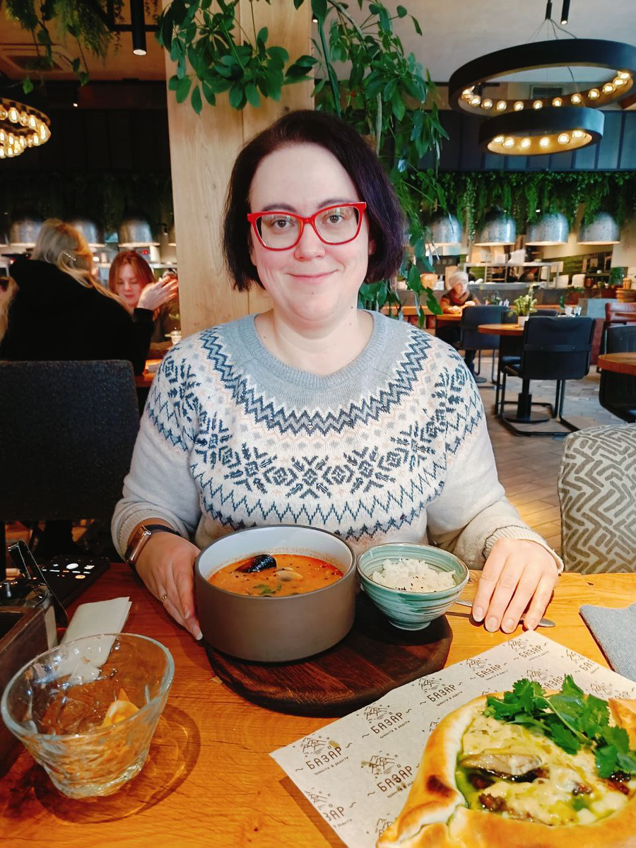 довольная именинница