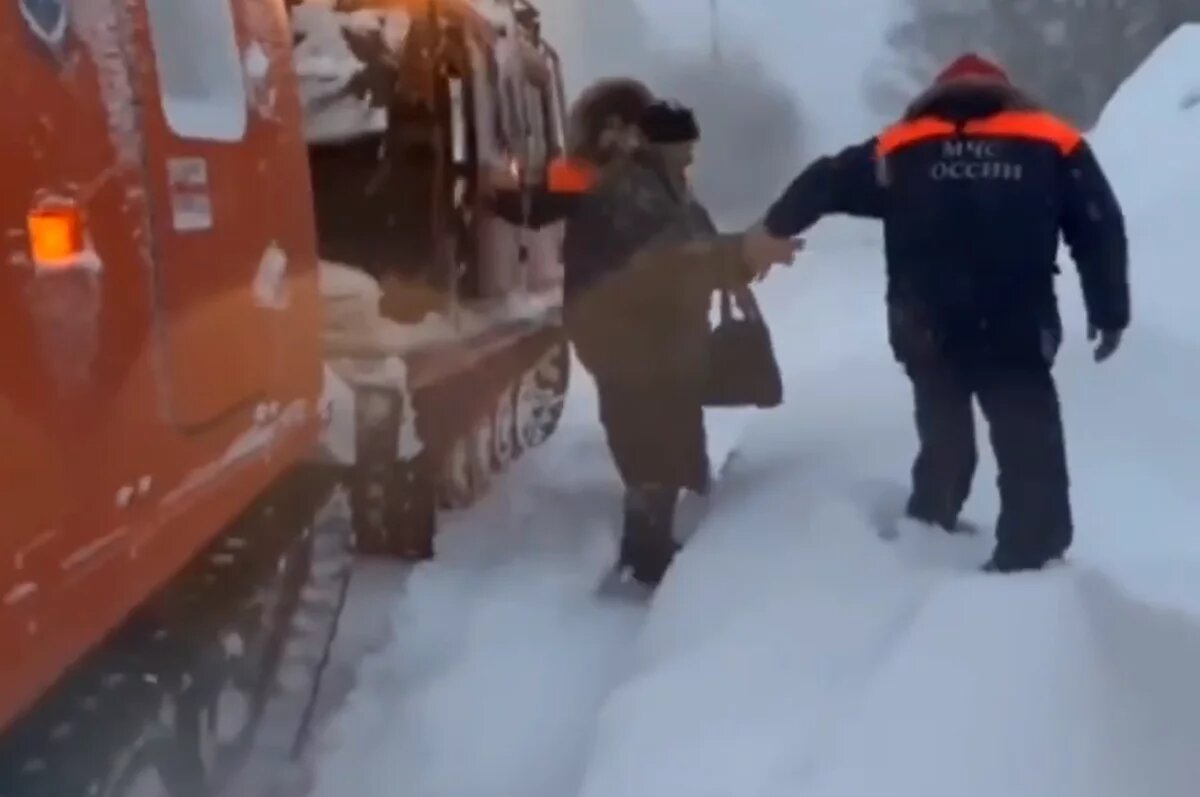    Откапывали врача из сугроба.