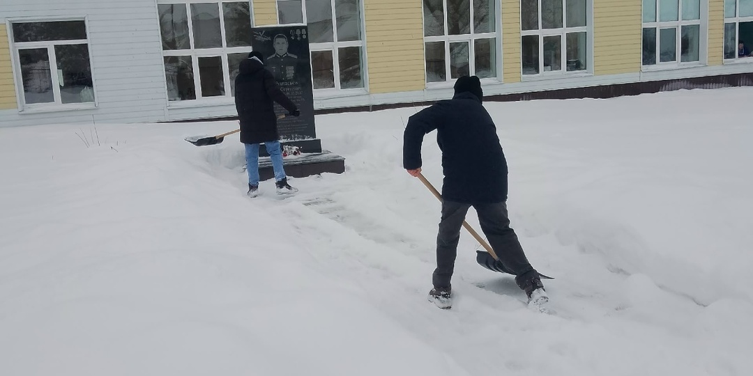 Юнармейцы "Плацдарма" наводят порядок у памятных мест села Старый Аманак