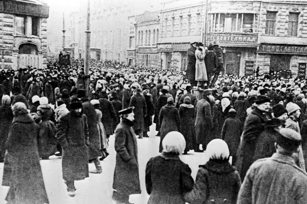 Начало восстания на Тверской улице во время Октябрьской революции. Фото: ТАСС