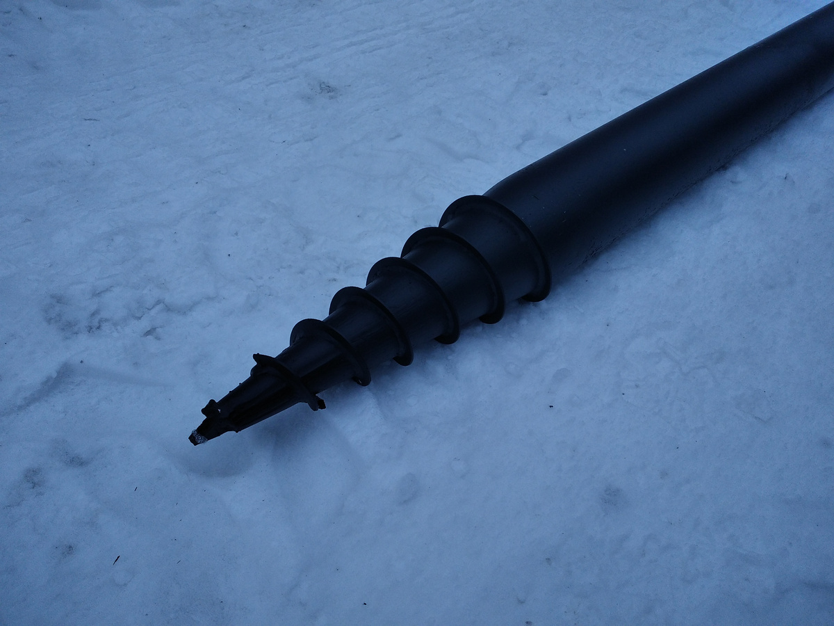 Кованый конус, спираль из полосы, идущая от вершины, и бур на конце